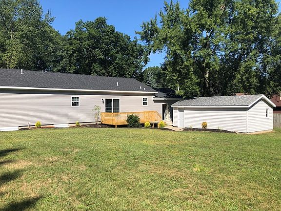 Large backyard and accessory