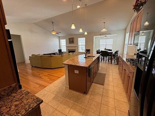 3rd image of 514 Whinstone Dr