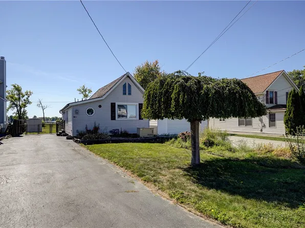 2331 Edgemere Dr, Rochester, NY 14612