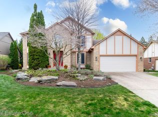 1421 Burhaven Dr, Rochester Hills, MI 48306
