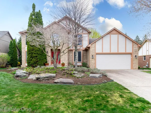 1421 Burhaven Dr, Rochester Hills, MI 48306