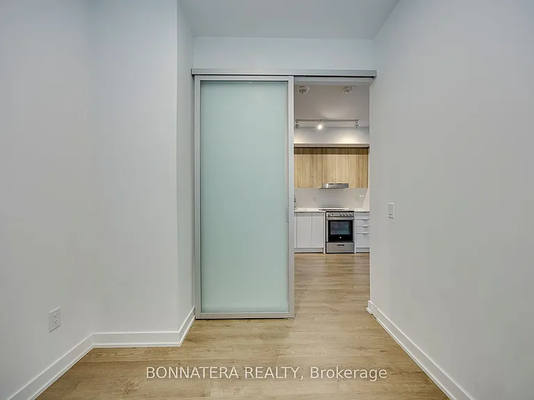 5105 Hurontario St #408 — Photo 32