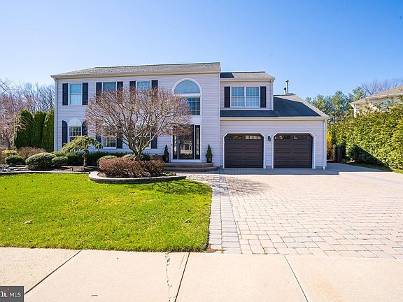 2nd image of 10 Essex Dr