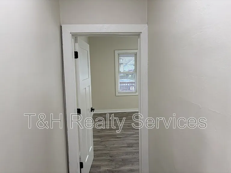 320 W 39th St — Photo 10