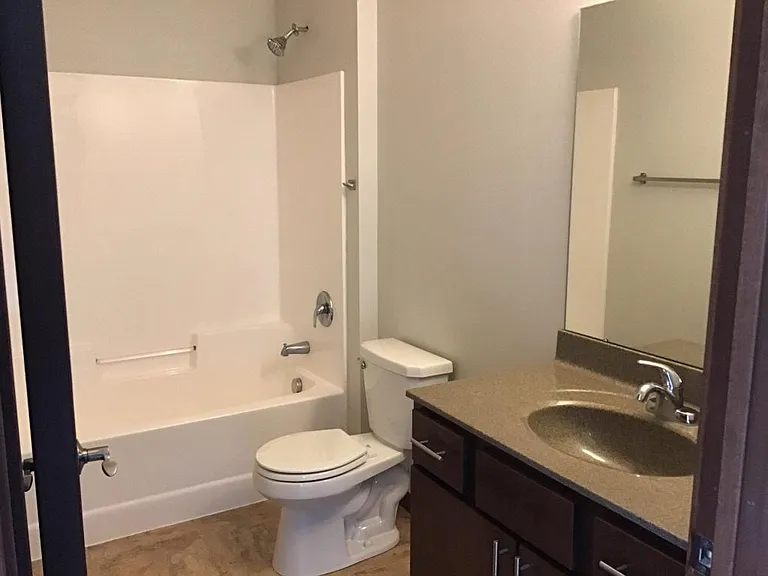 128 E Wisconsin St — Photo 5