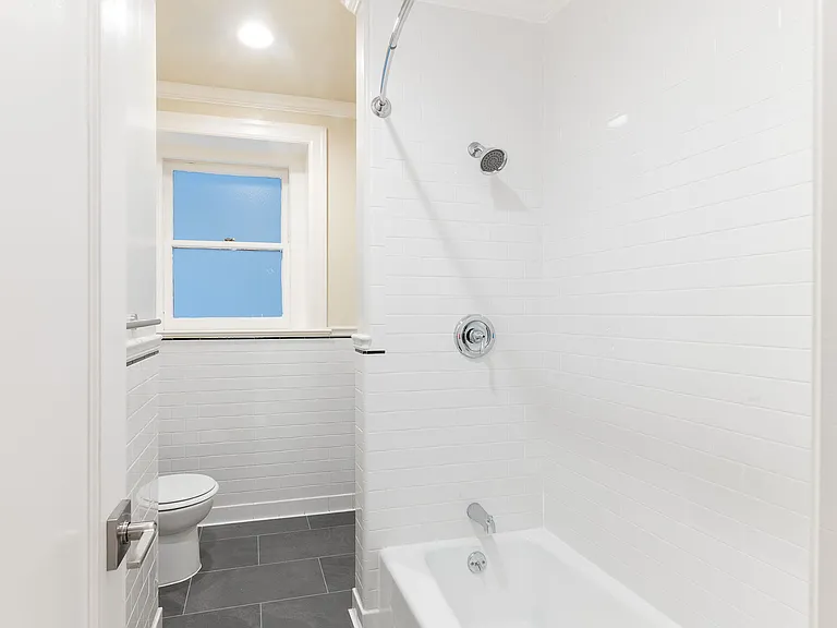 1369 Hyde — Photo 2