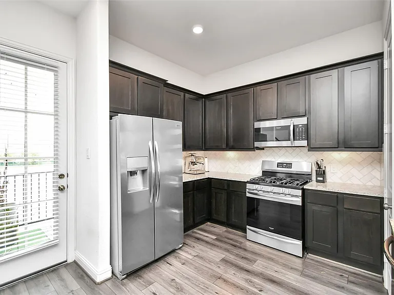 11012 Mikula Dr — Photo 33