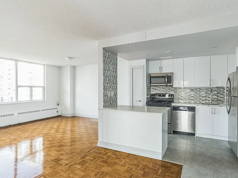 77 Davisville Ave — Photo 6