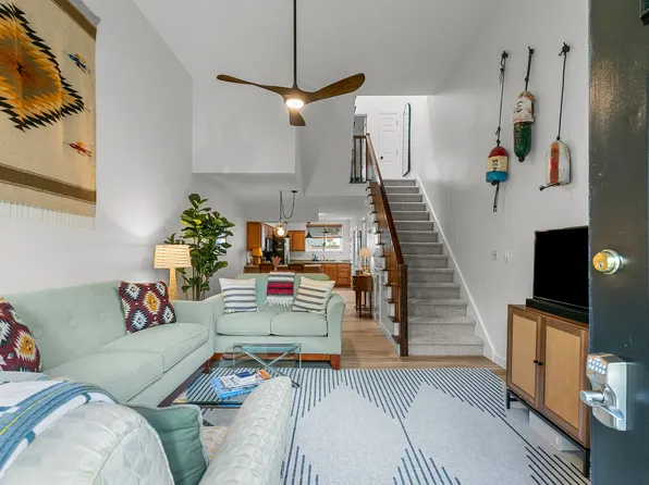 26 W Narragansett Ave APT 6, Newport, RI 02840