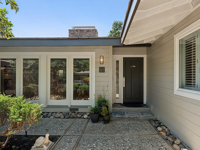 61 Bradley Ave — Photo 4