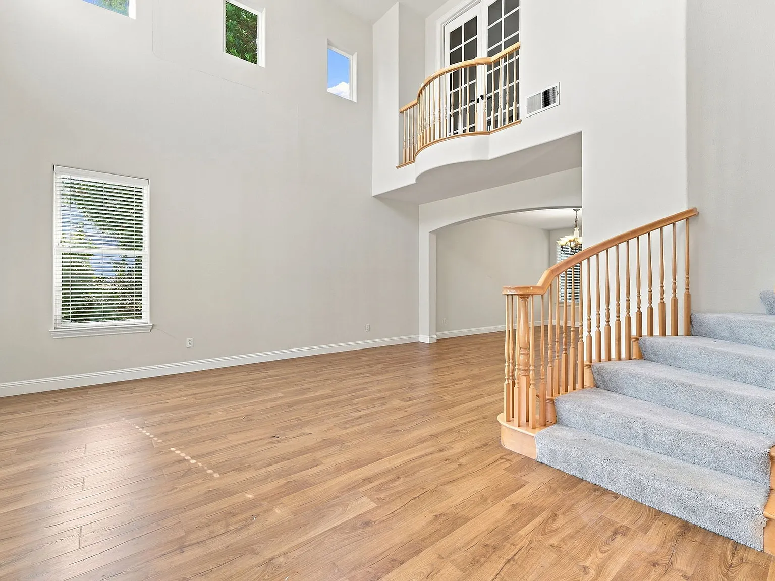 6 bed, 4.5 bath, 3937 sqft, $4,800 — Photo 2