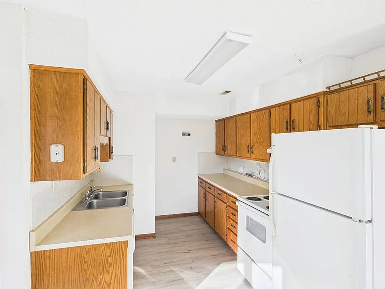 415 E Mill St — Photo 3