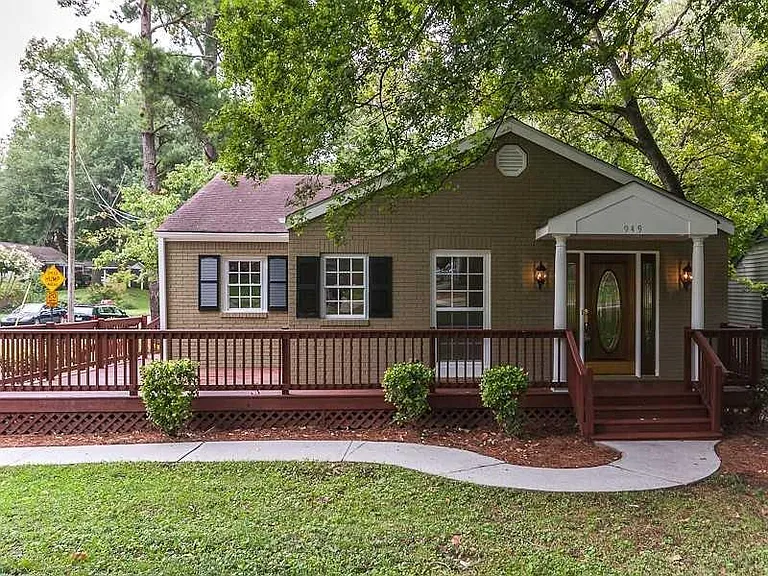 2380 Strathmore Dr NE — Photo 9