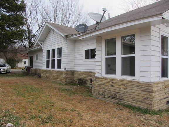 3rd image of 300 W Blair Ave