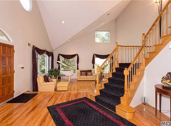 4th image of 192 Old Westbury Rd