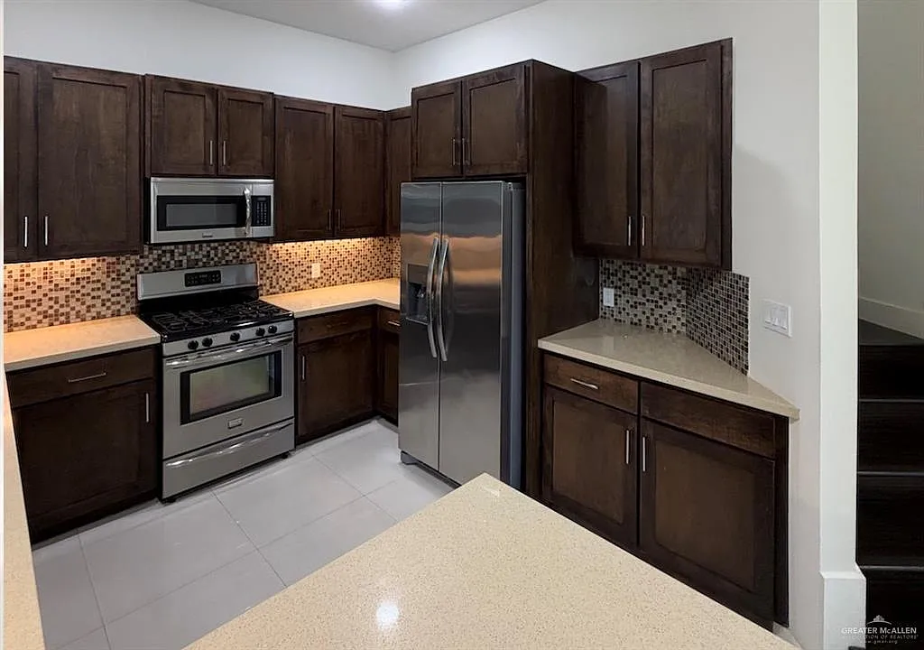 3 bed, 2.5 bath, 2527 sqft, $2,300 — Photo 4
