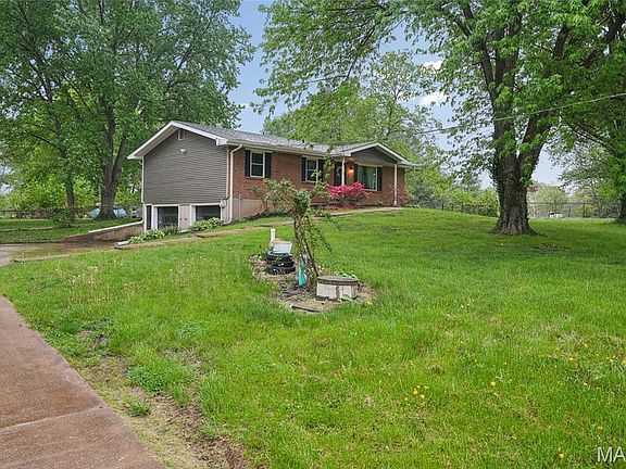 3rd image of 2714 Victoria Rd