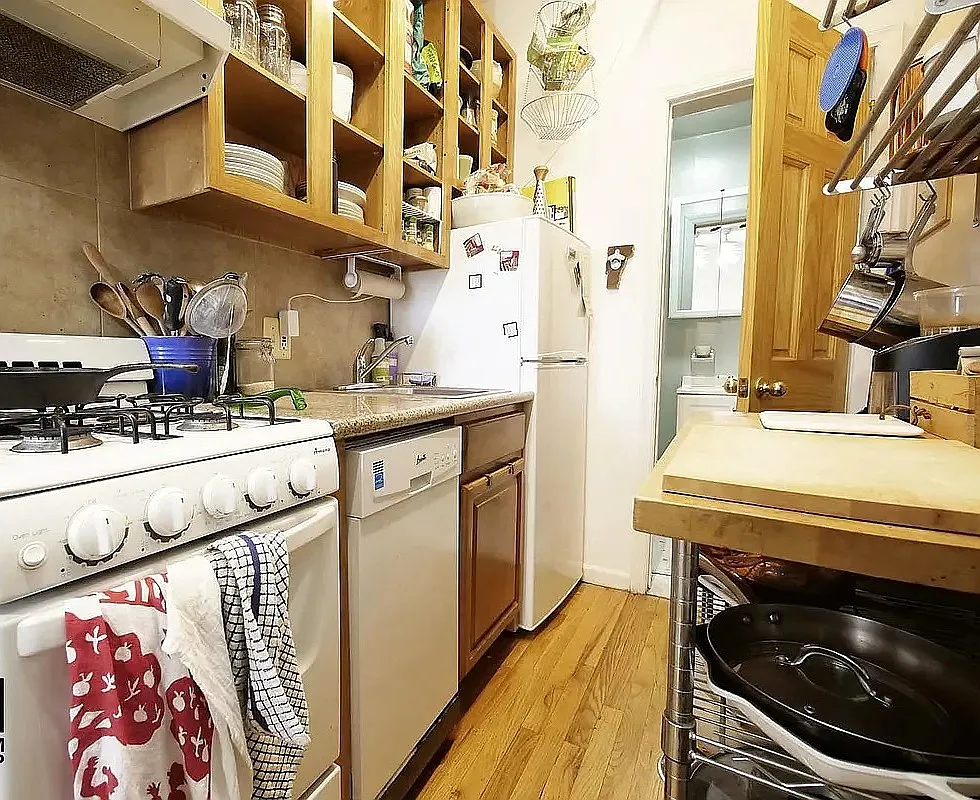 647 Franklin Avenue — Photo 2