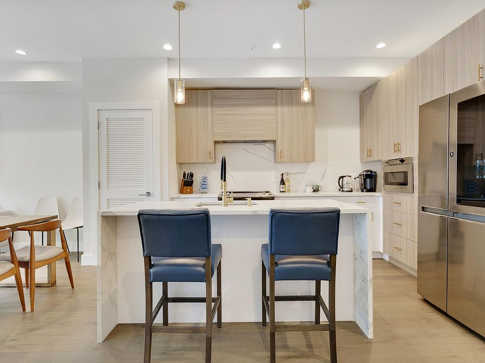 Ultra Modern Kitchen w/ Breakfast Bar