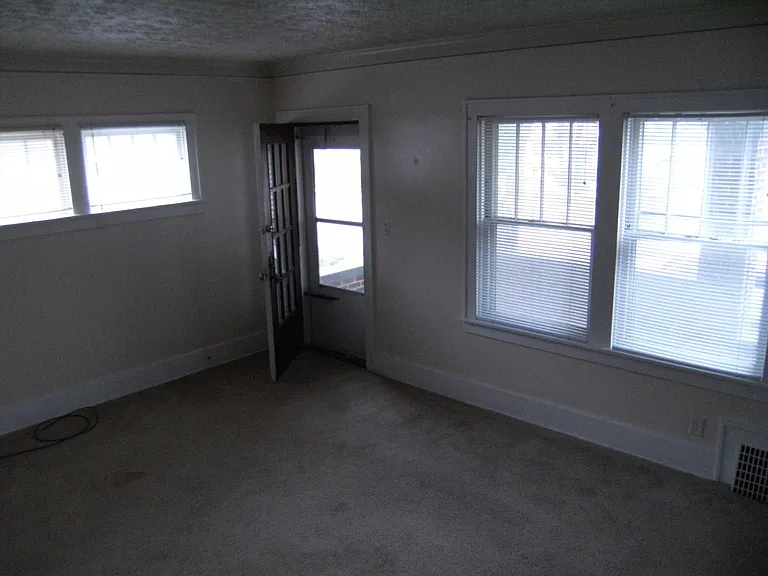 4804 1/2 Davenport St — Photo 4