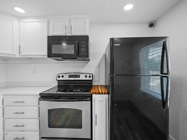 22 E Riverside St — Photo 9