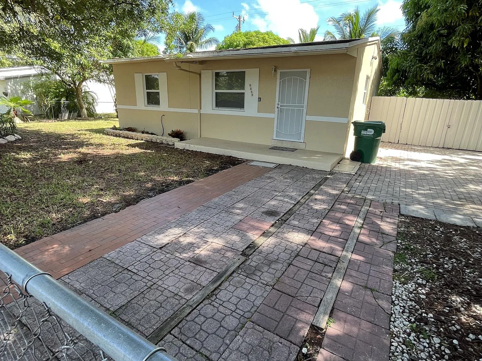 2 bed, 825 sqft, $2,400 — Photo 1