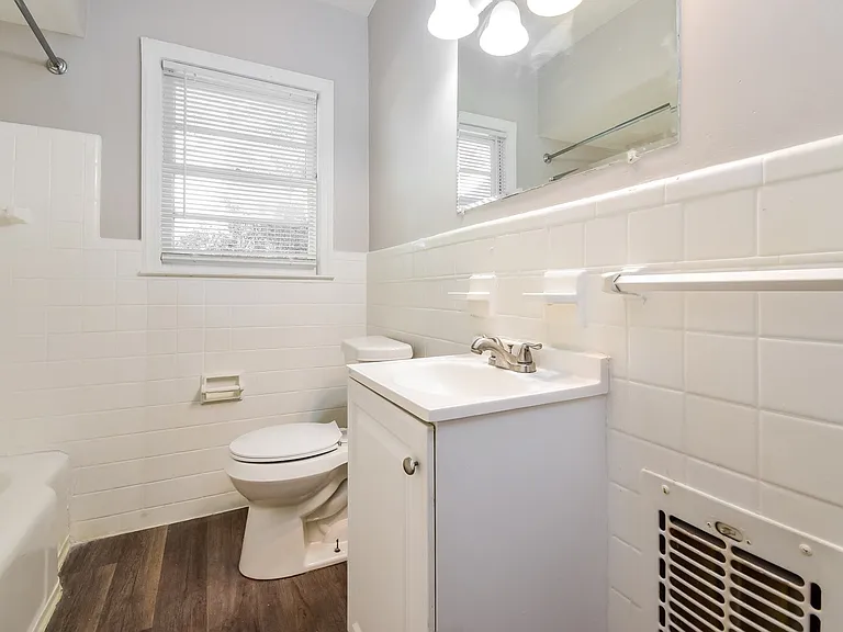 1038362_027_main_bathroom_13470343.jpg
