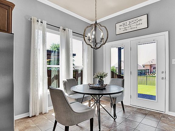 Breakfast Room, Tall Ceiling