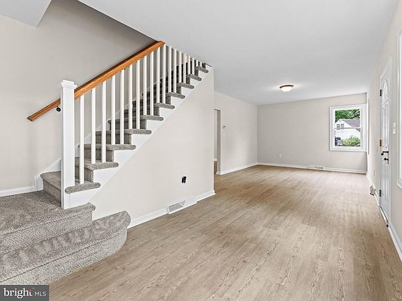 5th image of 30 Oak Ln