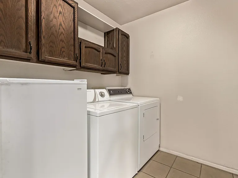 2637 E Sierra St — Photo 28
