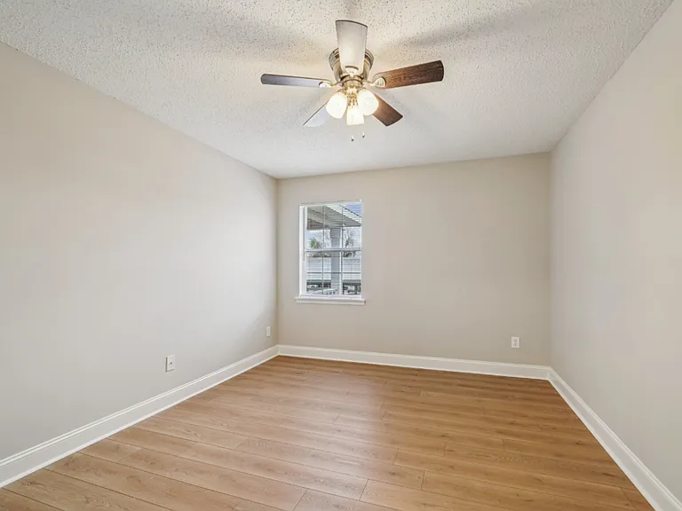 Valley Square Apartments — Photo 19