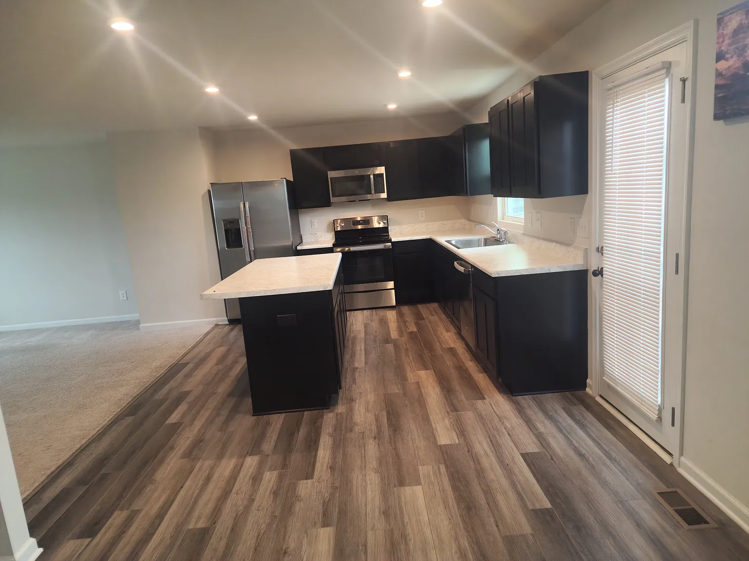 4 bed, 2.5 bath, 1918 sqft, $2,050 — Photo 4