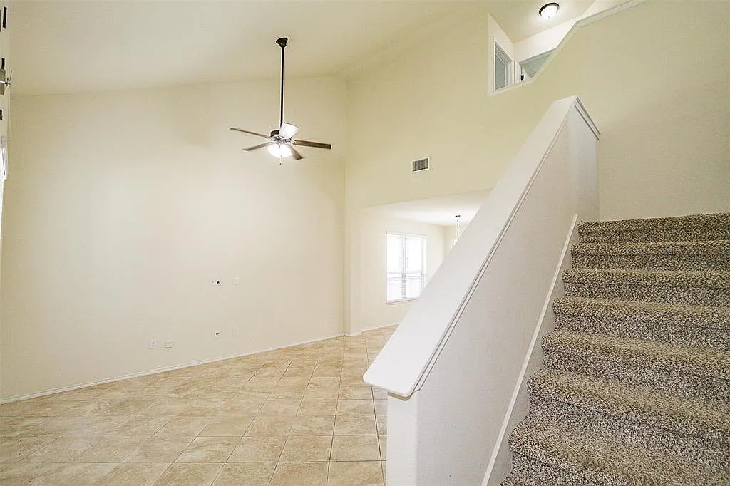 4 bed, 2.5 bath, 2075 sqft, $2,150 — Photo 2
