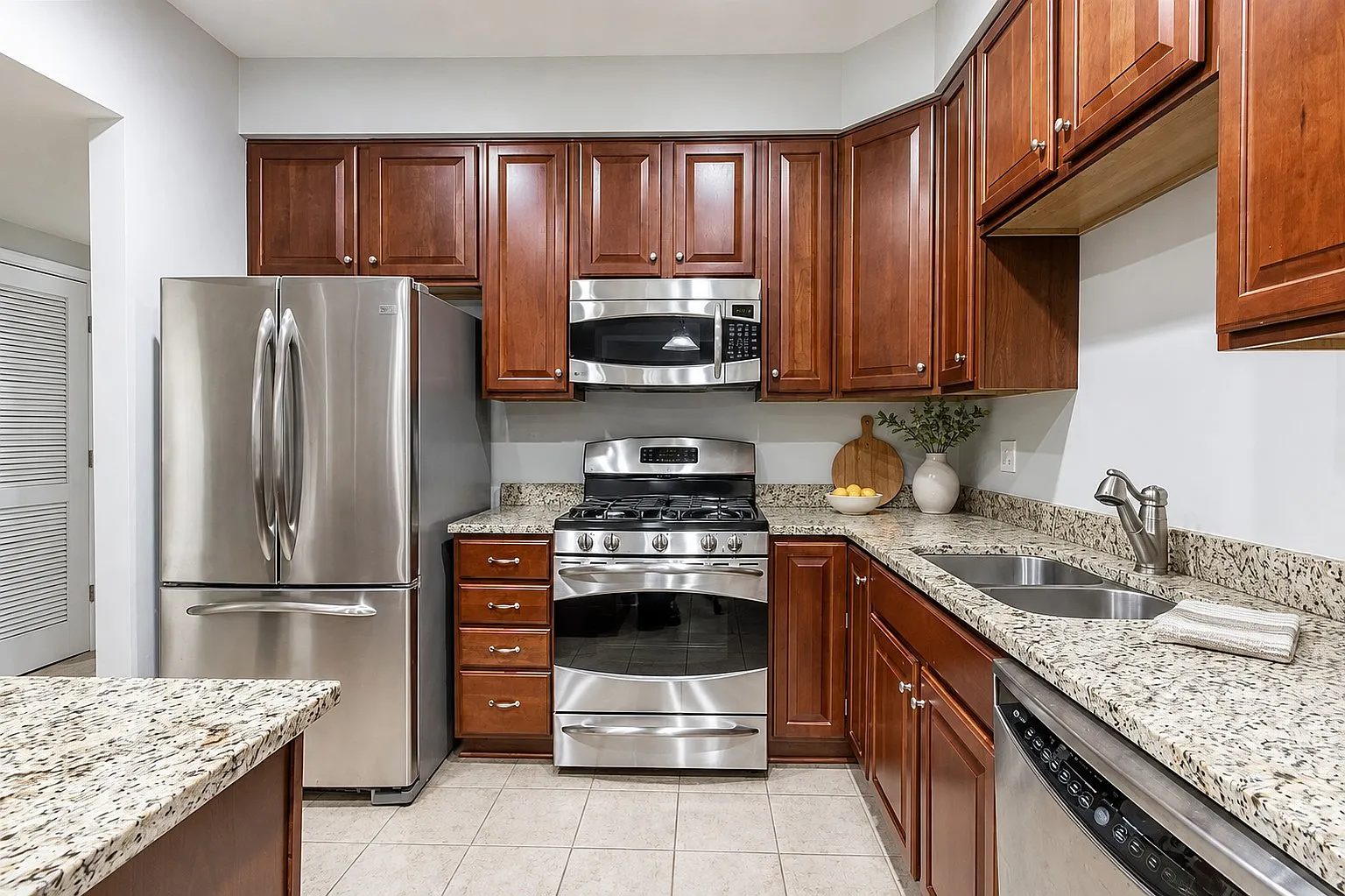 Spacious Williamsburg Living in Liberty Crossing — Photo 3