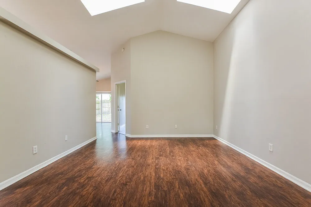 3 bed, 2.0 bath, 1500 sqft, $2,425 — Photo 3