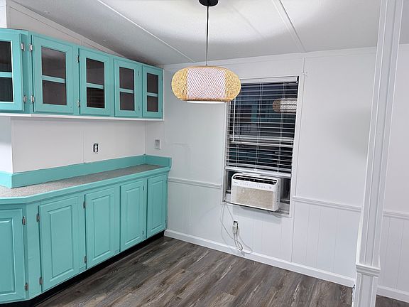 3rd image of 7104 Beachwood Blvd