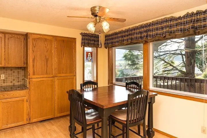558 Oak Hill Cir photo 1