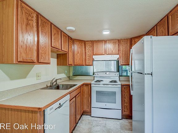 2nd image of 997 SW Harrier Cir APT 3