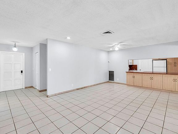 5th image of 10521 Taft Street