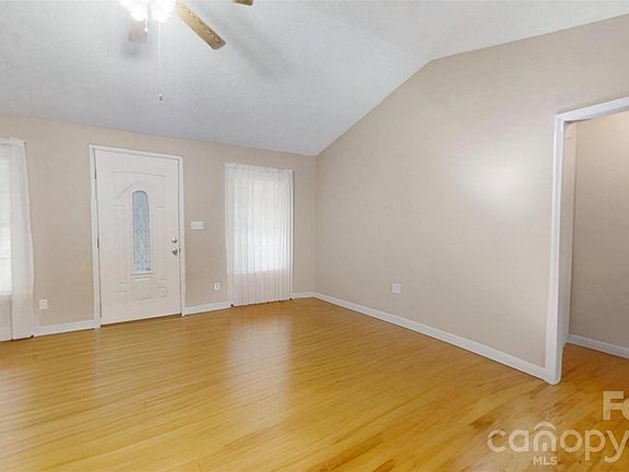 5th image of 3124 Banks St