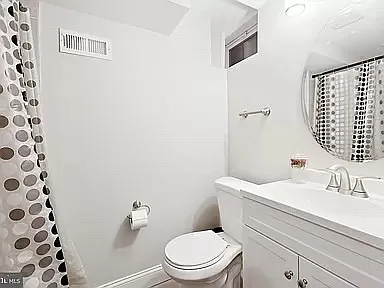 2429 Fait Ave — Photo 2