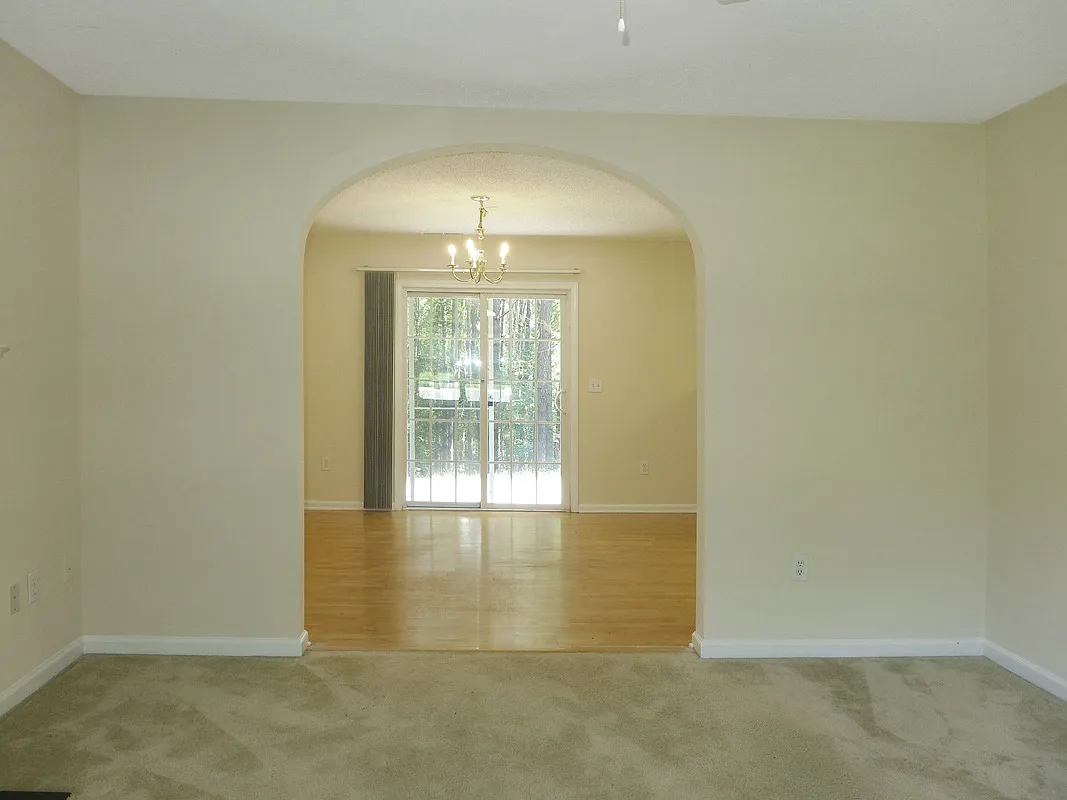 3 bed, 2.5 bath, 1334 sqft, $1,795 — Photo 3
