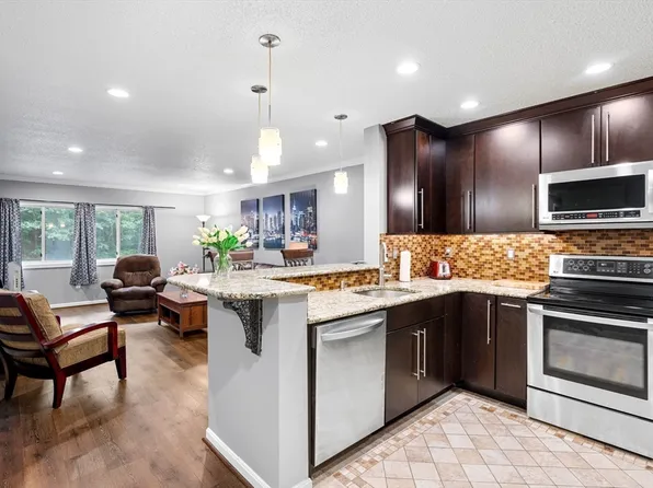 500 Colonial Dr Unit 213, Ipswich, MA 01938