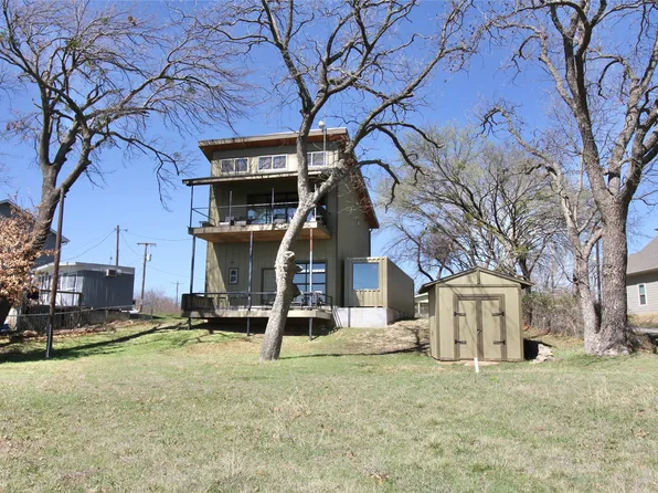 78 Park Ln, Gainesville, TX 76240