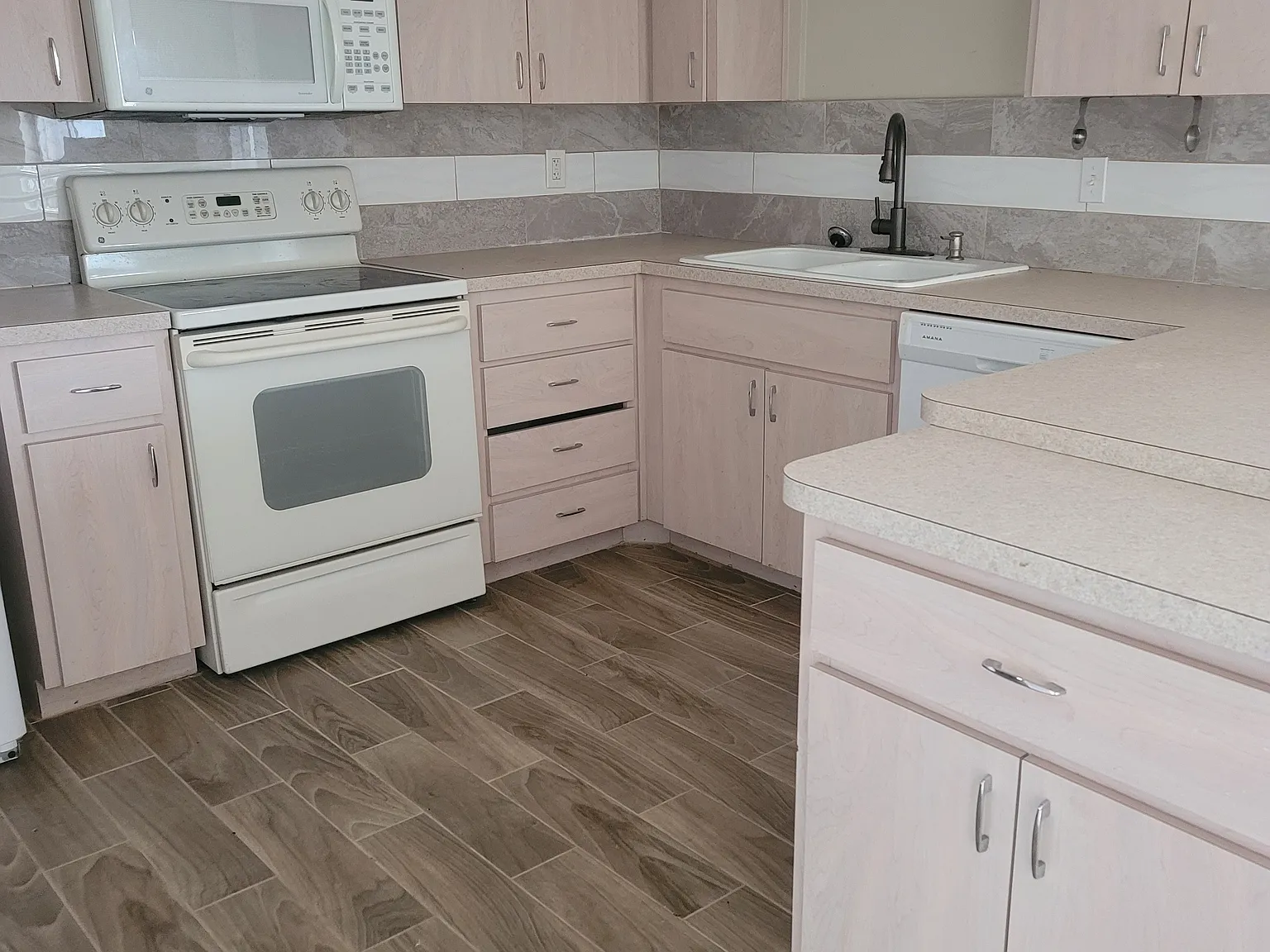 4 bed, $2,000 — Photo 2