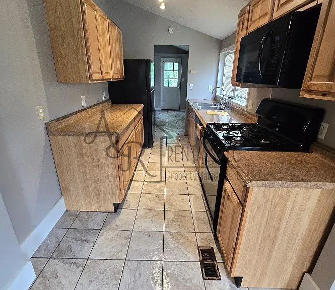 408 W 4th St — Photo 3