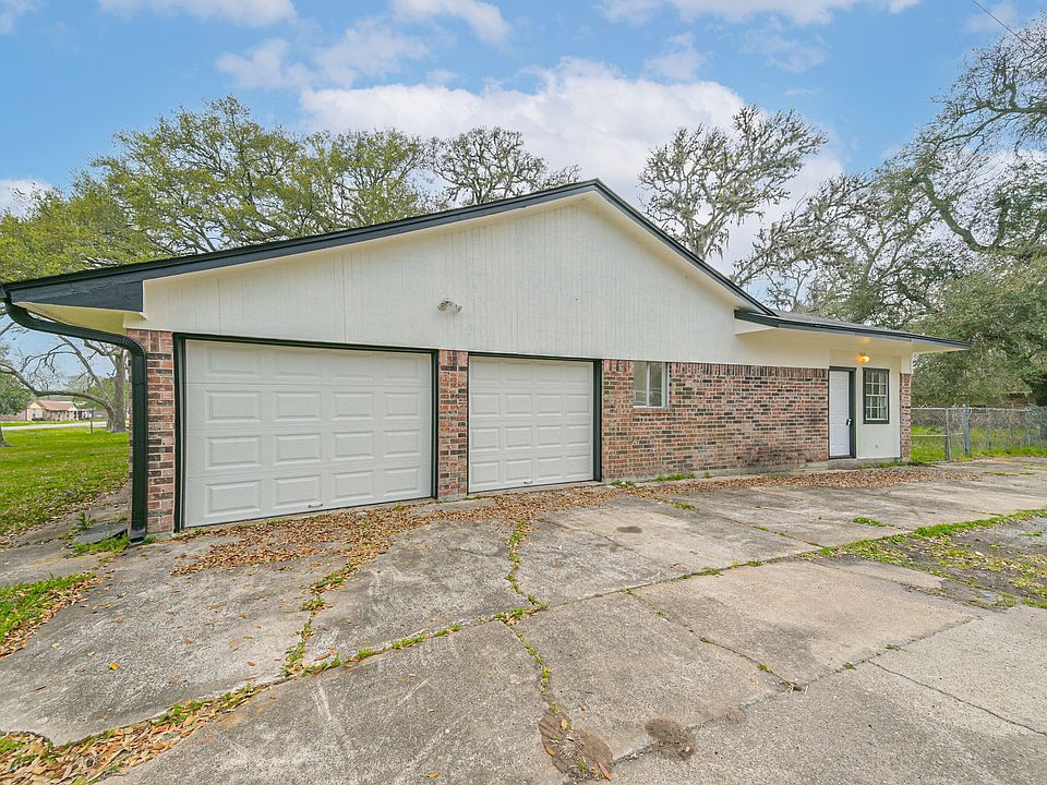 1st image of 202 Lakewood Dr