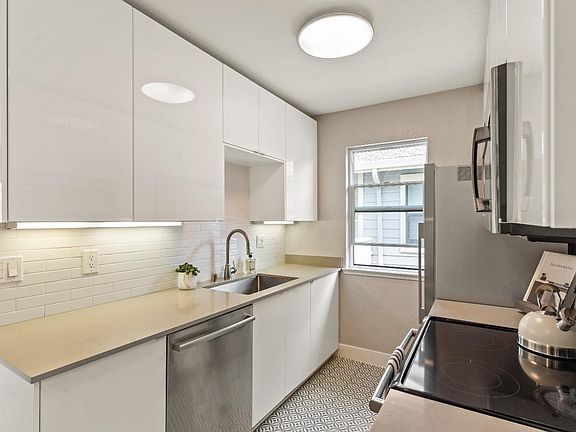4th image of 18 Lakeshore Court