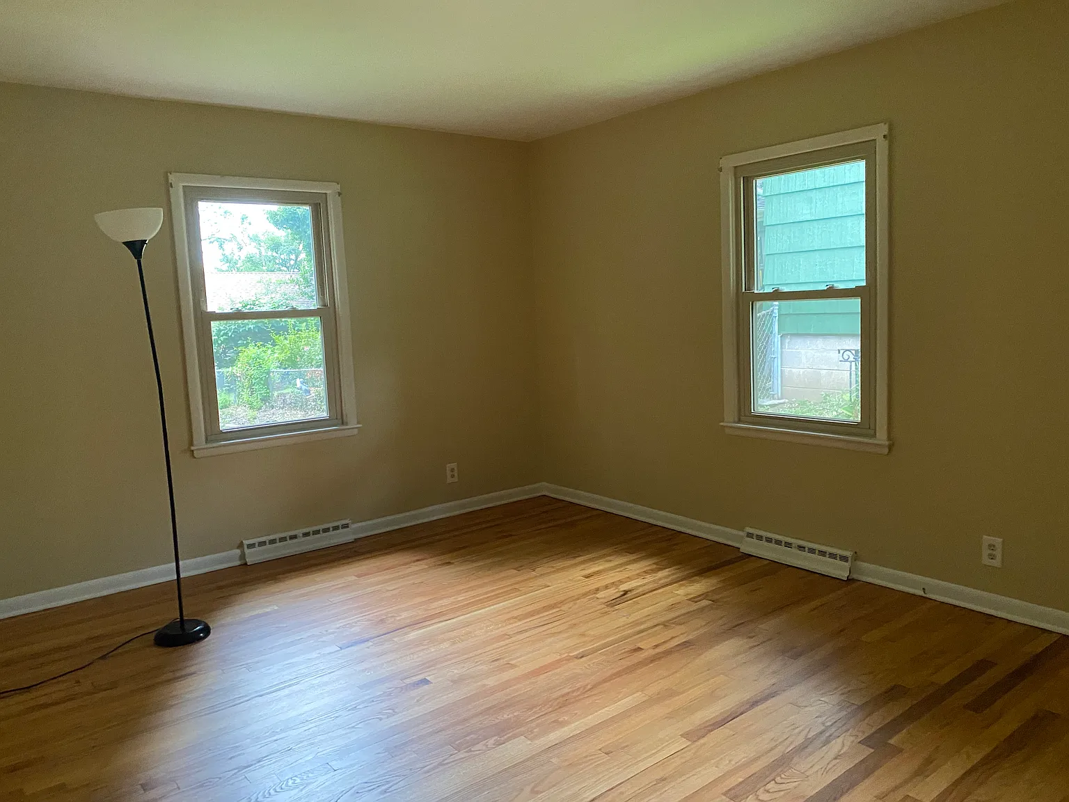 3 bed, 2.5 bath, 2500 sqft, $2,000 — Photo 2