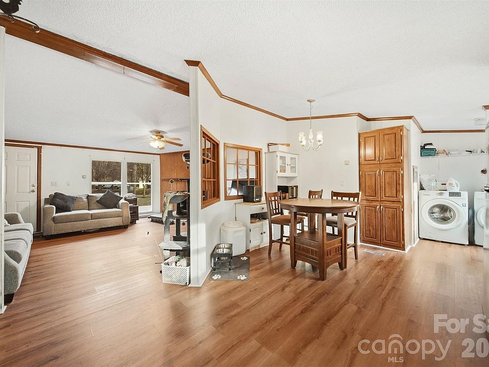 1st image of 109 10th St NE